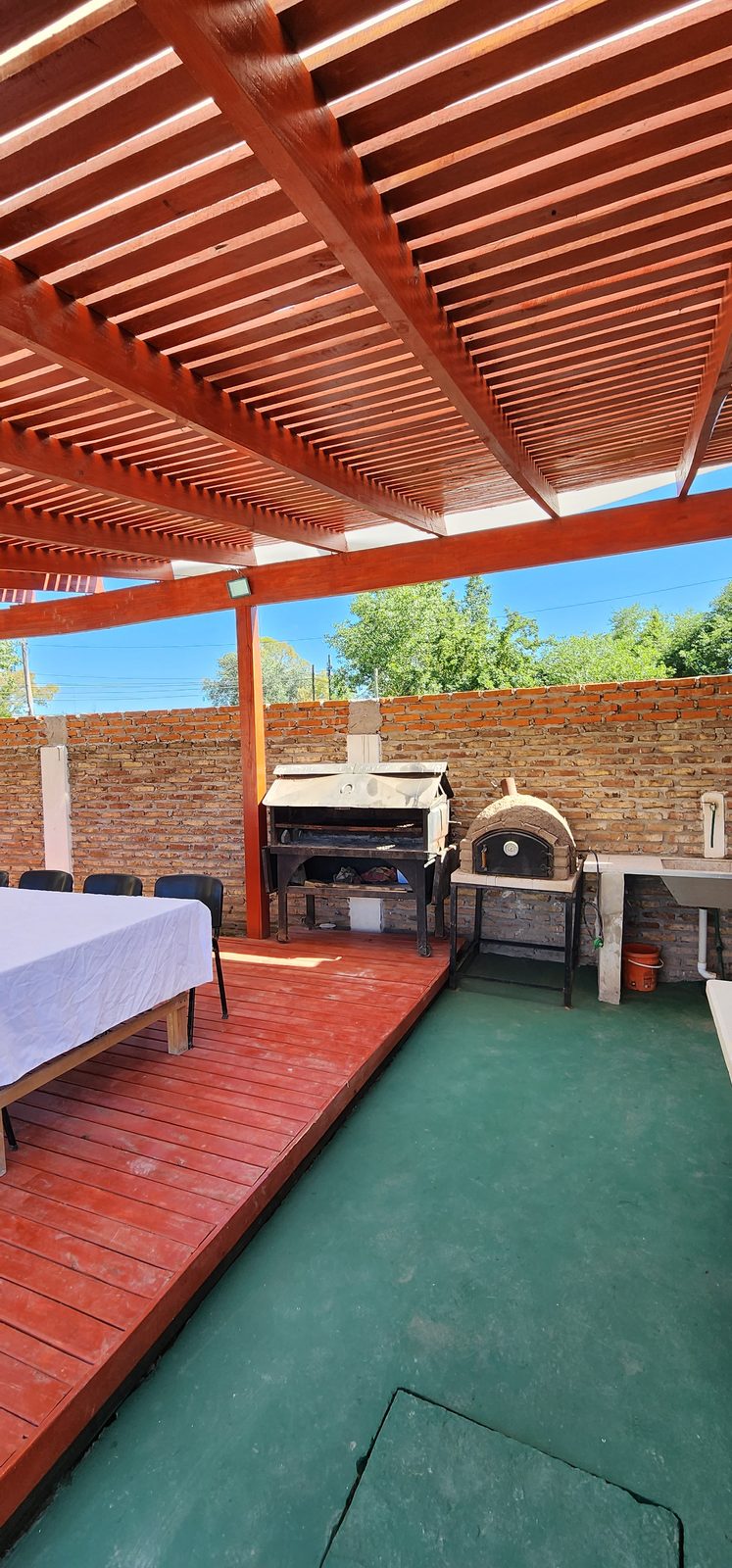 Quincho completo con parrilla, horno pizzero y horno de barro en Quinta El Arroyo