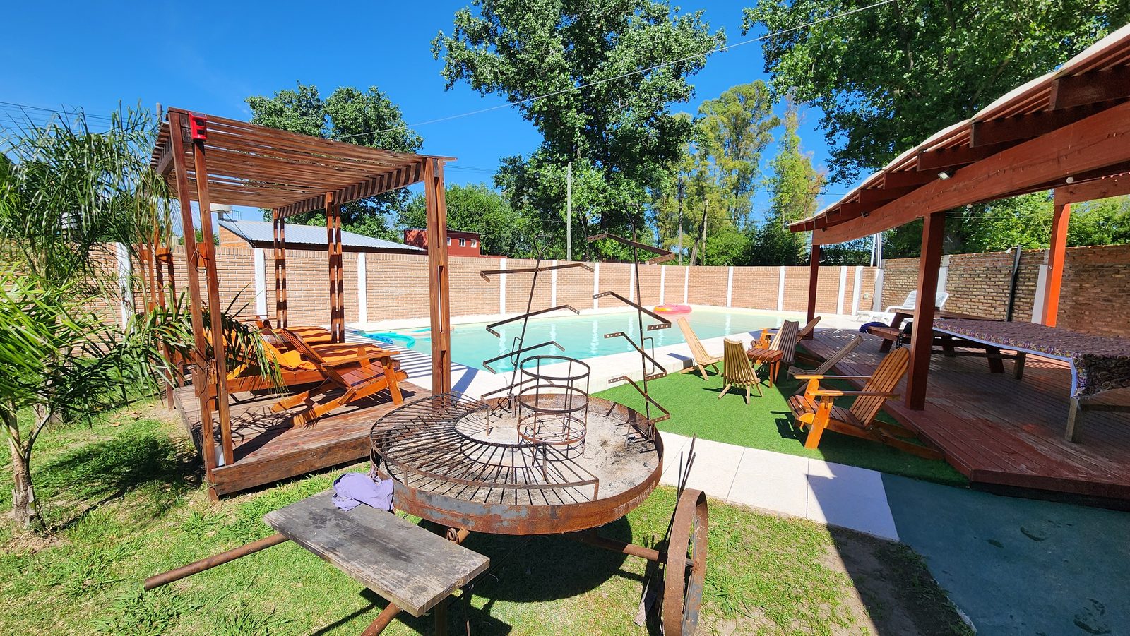 Pileta con reposeras y juegos flotantes en Quinta El Arroyo